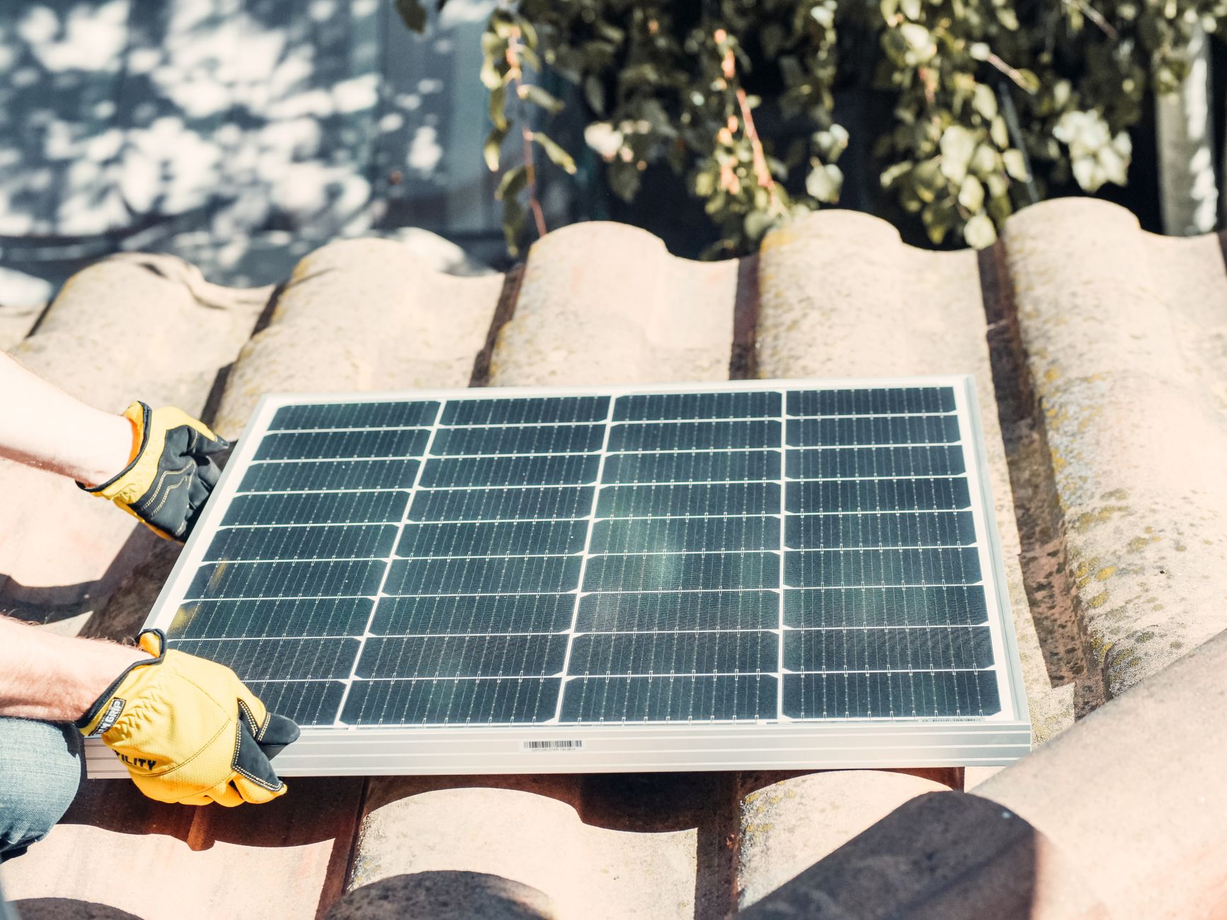 Installateur panneaux solaires équipe à Levallois-Perret